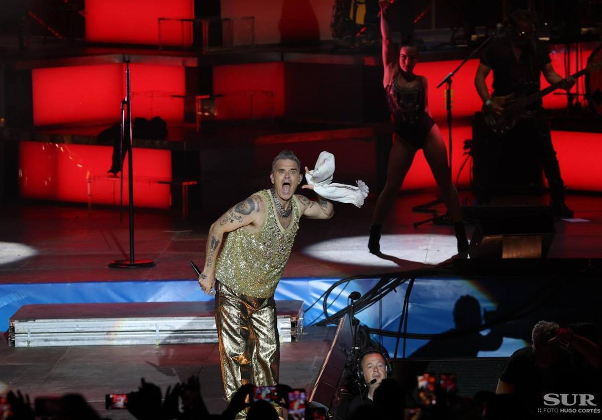 El cantante británico Robbie Williams se corona en Marenostrum Fuengirola con el primer lleno de la temporada en el recinto.