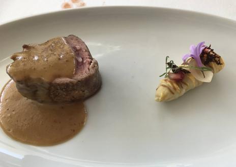 Imagen secundaria 1 - Arriba, quisquillas y zumo de pimientos, donde la delicadeza del caldo de pimientos asados contrasta con la textura de la quisquilla. Abajo, solomillo ibérico y espárragos y ostra-soja fermentada.