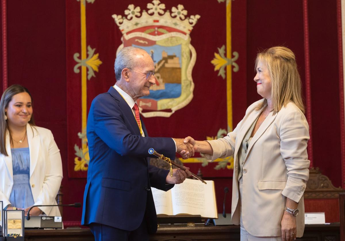 De la Torre, cuando es elegido alcalde al lado de la secretaria general del pleno.