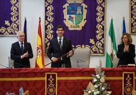 Francisco Santos recibe el bastón de mandos en el Salón de Plenos consistorial de Coín