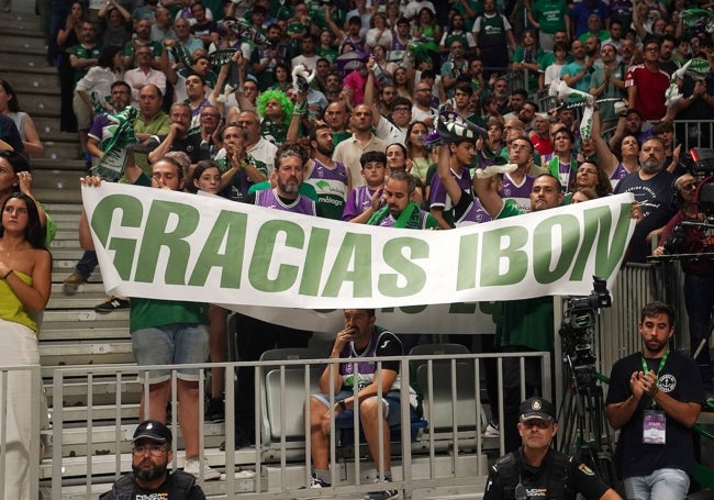 Una pancarta de agradecimiento a Ibon Navarro en un partido del Unicaja.