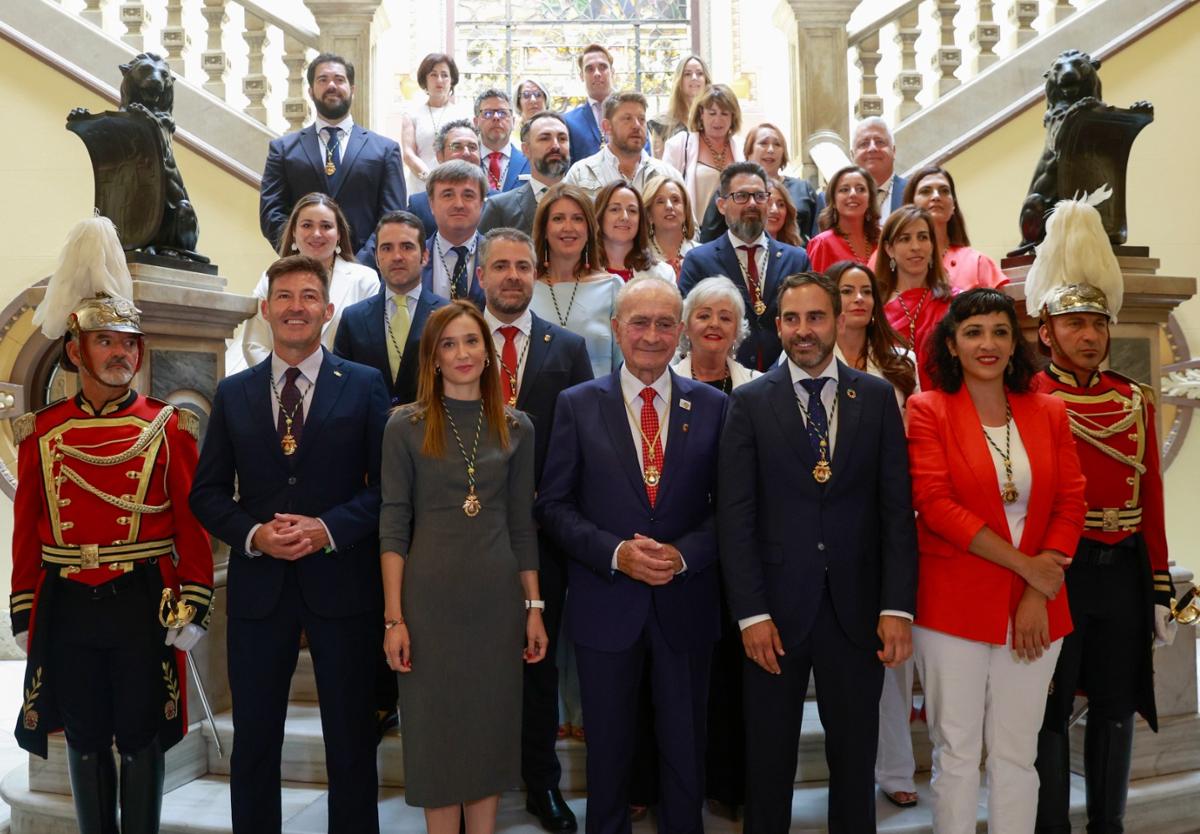 Los 31 concejales de la Corporación, en la foto de familia, delante de la escalinata principal del Ayuntamiento con la policía local montada a caballo de gala.