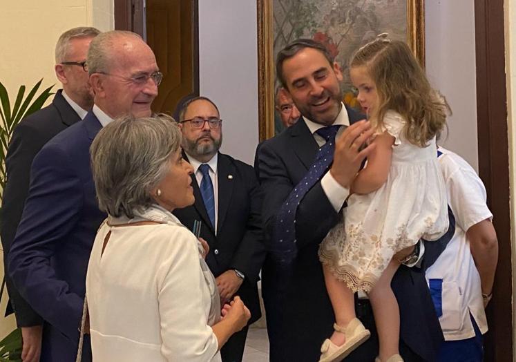 Dani Pérez y saluda, junto a una de sus hijas, a De la Torre y a su esposa, Rosa Francia.