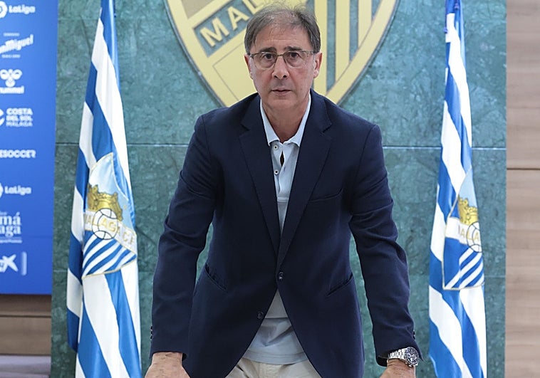Loren Juarros, director deportivo del Málaga, posa para SUR en la sala de prensa de La Rosaleda.