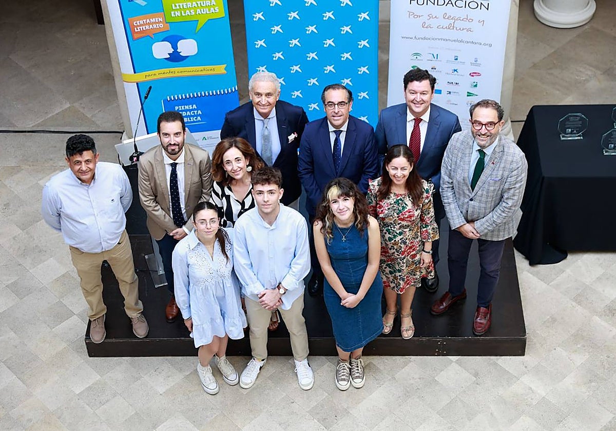 Premiados y representantes de las entidades organizadoras, ayer en la entrega de premios de 'Literatura en las aulas: Escuela de articulismo'.