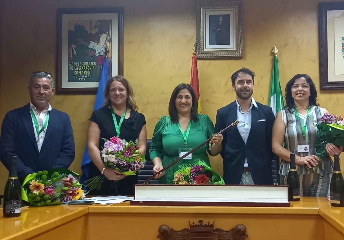 Integrantes del nuevo equipo de gobierno de Comares, con la alcaldesa Eva Aguilar.