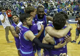 Los jugadores del Zunder Palencia celebran su ascenso a la Liga ACB este domingo.