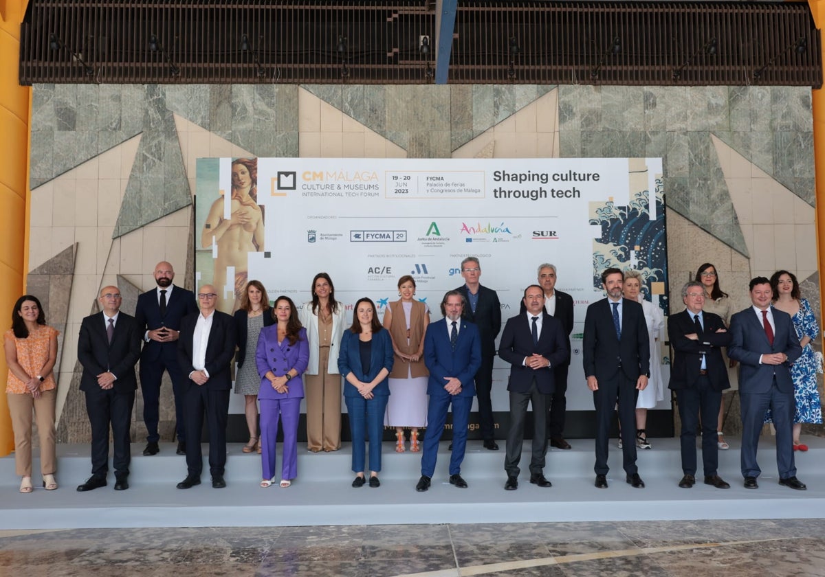 Foto de familia de los organizadores y colaboradores en la inauguración de CM Málaga.