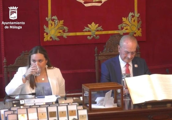 La edil más joven, María de las Mercedes Martín, y el de mayor edad, Paco de la Torre. La urna, transparente, en el centro.
