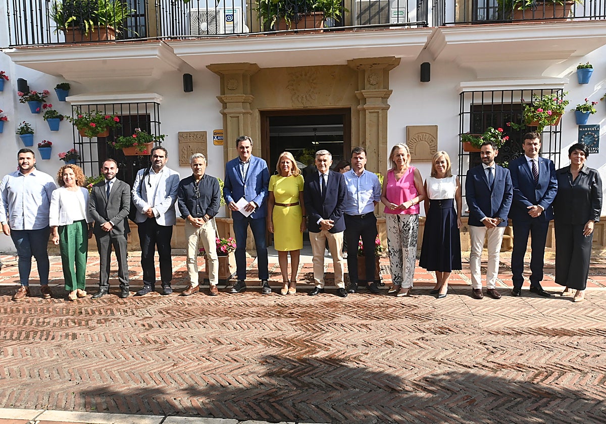 Foto de familia del nuevo equipo de gobierno de Marbella.