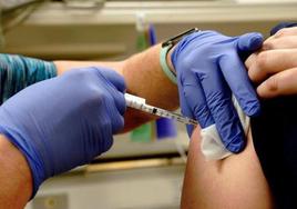 Más vacunas contra el covid: Andalucía estudia poner una nueva dosis de refuerzo