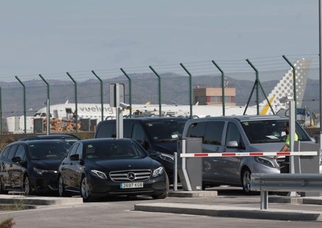 Imagen secundaria 1 - Los VTC convocan paros en el aeropuerto en plena temporada alta contra la tasa de recogida