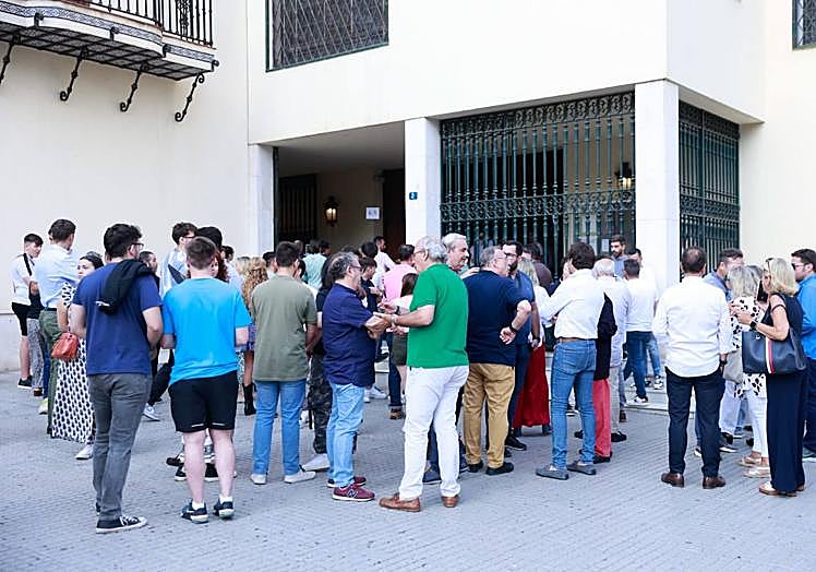 Imagen principal - El Nazareno del Paso irá acompañado por la banda de cornetas y tambores de la Esperanza el Jueves Santo