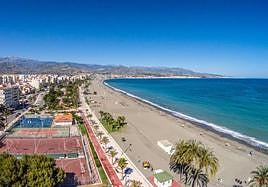 Imagen de una playa de Torre del Mar