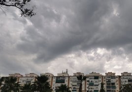 Los cielos no hacían prever esta mañana que hoy comienza oficialmente el verano.