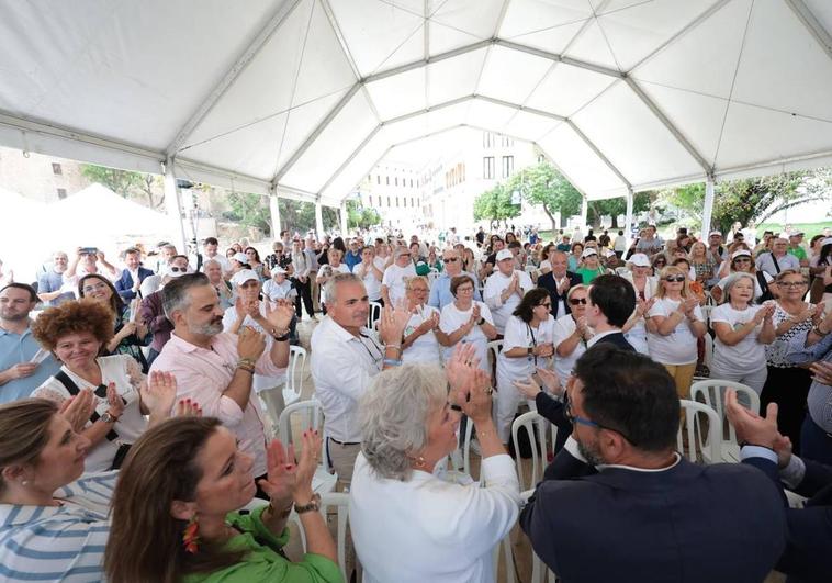 Carpa instalada en la calle Alcazabilla en la que se han seguido las votaciones