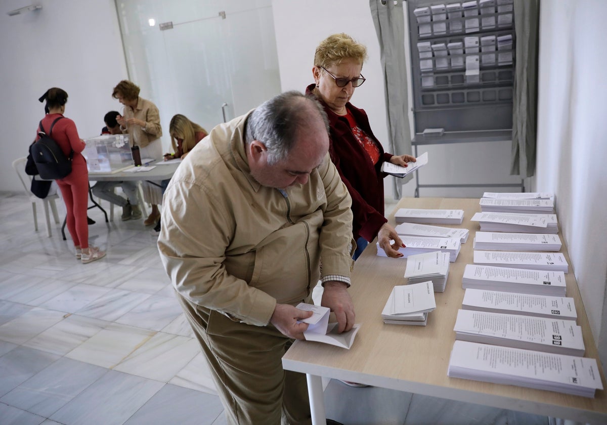 Papeletas con las listas en un colegio electoral en las últimas municipales.