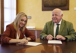 Marifrán Carazo firma su renuncia como parlamentaria andaluza tras asumir la Alcaldía de Granada.