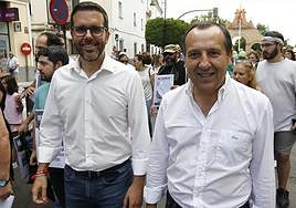 A la derecha, José Luis Ruiz Espejo, junto a Francisco Calderón en una manifestación este miércoles por la educación pública en Antequera
