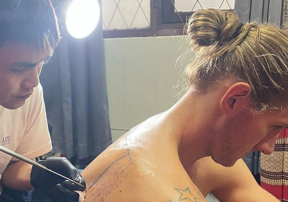 Dylan Osetkowski, tatuajes a la antigua usanza en Tailandia