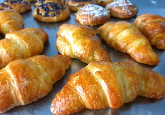 Los 'croissants' los elaboran con mantequilla y con un toque de miel del propio pueblo.