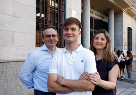 Abilio Ruiz Ramos, mejor nota de selectividad, con sus padres, Francisco Abilio y María Victoria.