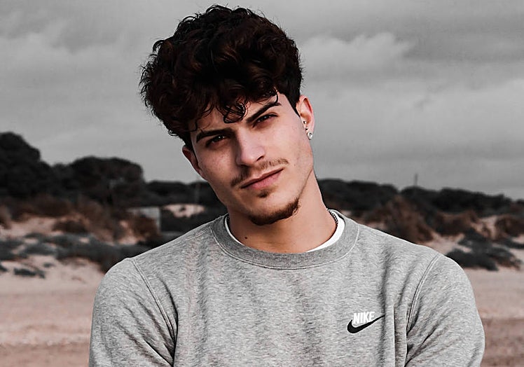 El onubense posa con la camiseta promocional de Mr Gay España.