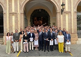 Cofrades del Martes y Miércoles Santo y miembros del colegio Los Olivos ante la puerta santa.