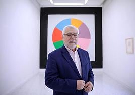 José Manuel Cabra de Luna, ante el mural que preside su exposición en JM.