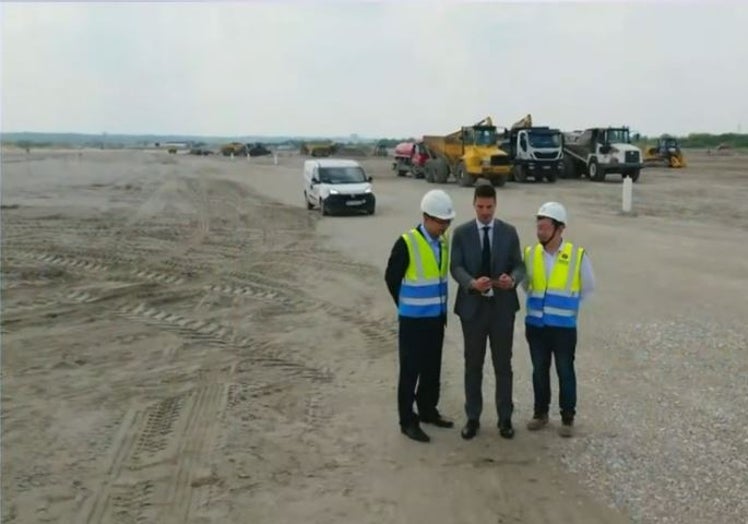 Captura del vídeo en el que aparecen dos ingenieros chinos supervisando las obras de la Expo de Belgrado.