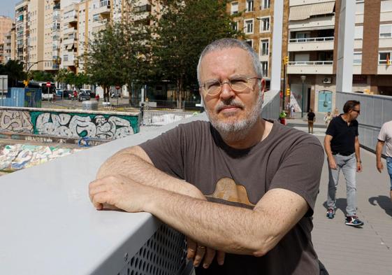 Antonio Fontana, con la calle Salitre a sus espaldas, escenario de su novela 'Una mujer furiosa'.