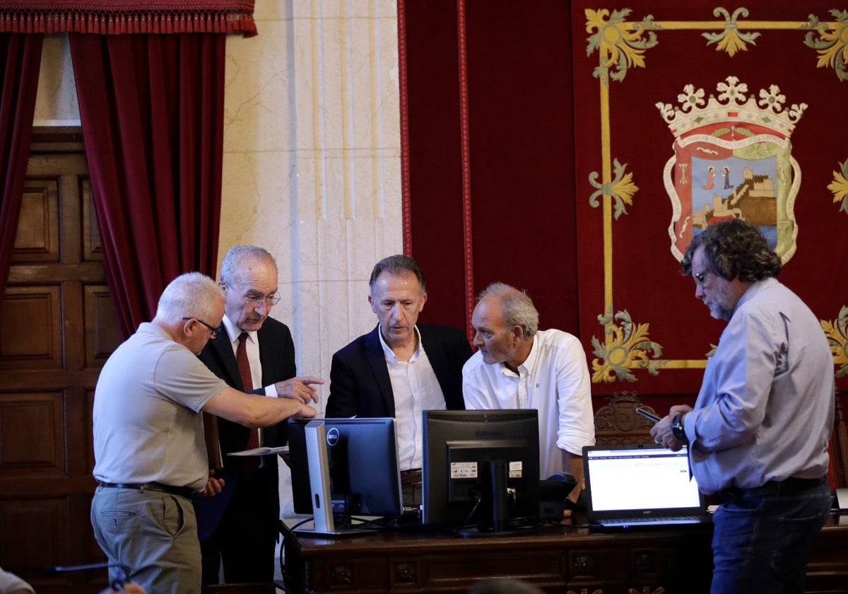 De la Torre observa el sorteo que realiza el CEMI para las mesas electorales.