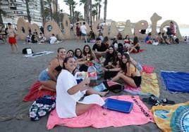 Amigos en una playa de Málaga disfrutando de la celebración de San Juan.