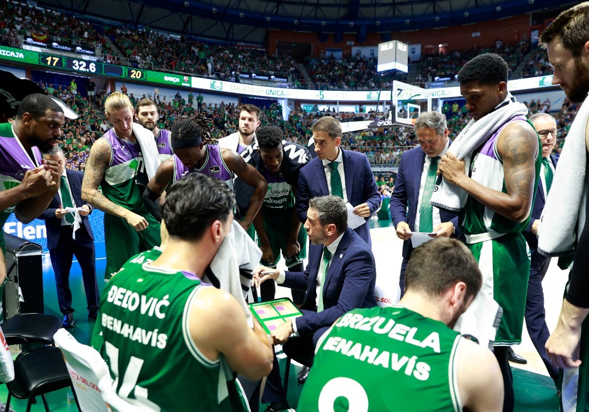 Ibon Navarro da instrucciones durante un tiempo muerto esta temporada.