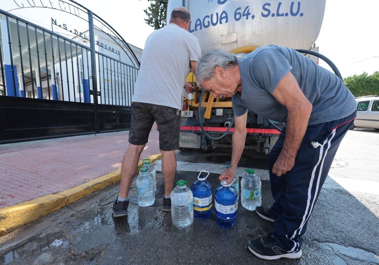 Humilladerenses abasteciéndose de agua en una cuba.