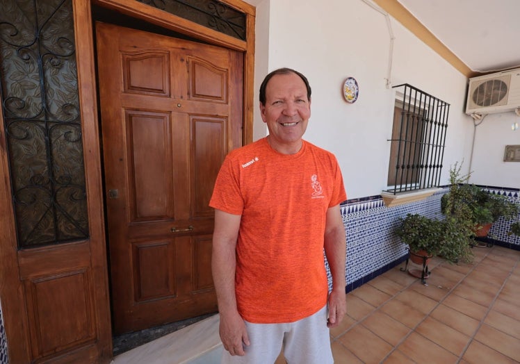 Miguel Asencio, en la puerta de su vivienda.