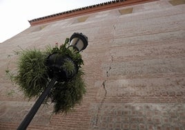 Aspecto de la grieta que se aprecia en la fachada del templo.