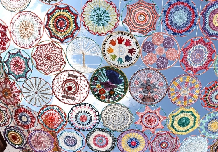 El toldo de ganchillo de 200 metros con 1.300 mandalas diferentes.