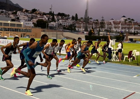 Imagen secundaria 1 - Arriba, el vencedor de la prueba masculina de 10.000 metros, con el promotor de la cita en Nerja, Francisco Urbano; abajo, a la izquierda, la prueba masculina, y a la derecha, la femenina.