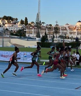 Imagen secundaria 2 - Arriba, el vencedor de la prueba masculina de 10.000 metros, con el promotor de la cita en Nerja, Francisco Urbano; abajo, a la izquierda, la prueba masculina, y a la derecha, la femenina.