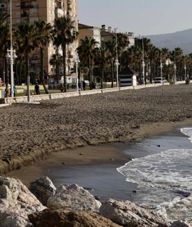 Imagen secundaria 2 - Las playas de la capital, a primera hora de este sábado, tras la actuación de los efectivos de limpieza.