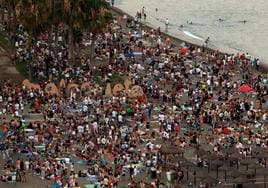 Los malagueños han llenado la playa de La Malagueta antes de que se pusiera el sol