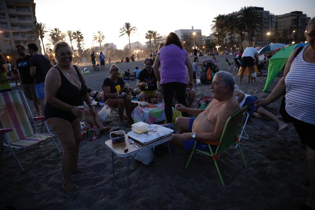 La playa de la Misericordia, atestada de grupos de familiares y amigos