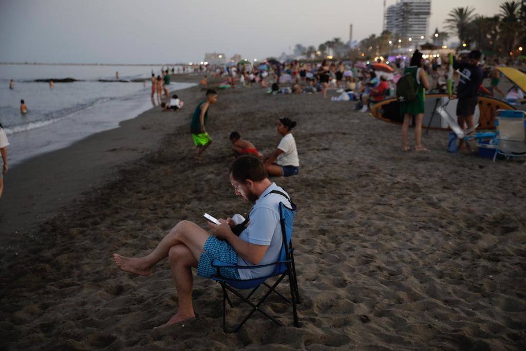 La playa de la Misericordia, atestada de grupos de familiares y amigos