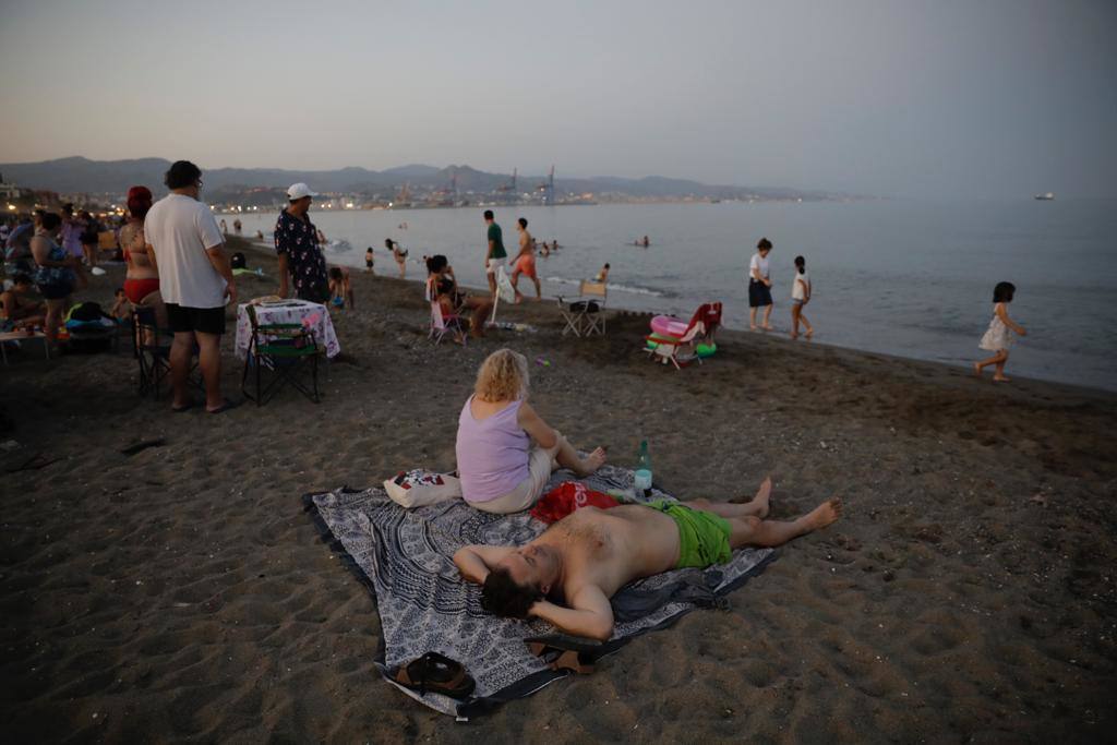 La playa de la Misericordia, atestada de grupos de familiares y amigos