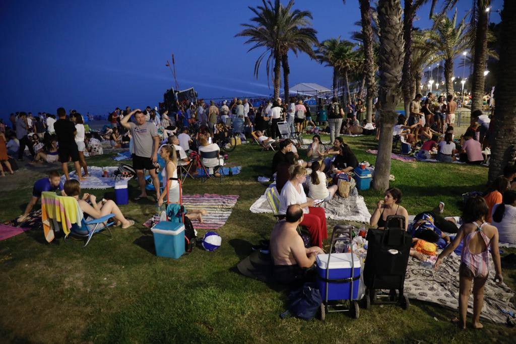 La playa de la Misericordia, atestada de grupos de familiares y amigos