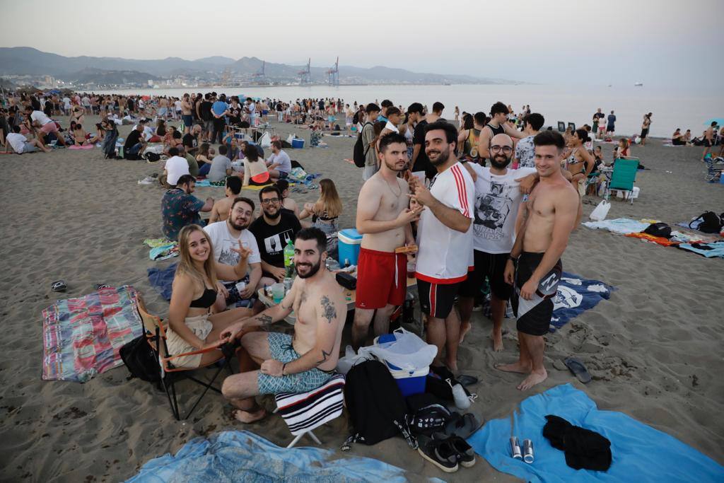 La playa de la Misericordia, atestada de grupos de familiares y amigos