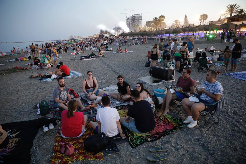 La playa de la Misericordia, atestada de grupos de familiares y amigos