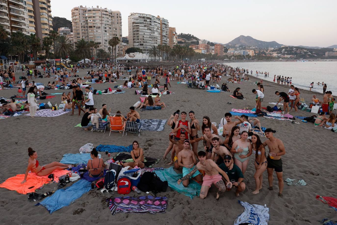 La playa de La Malagueta, a rebosar en esta noche de San Juan