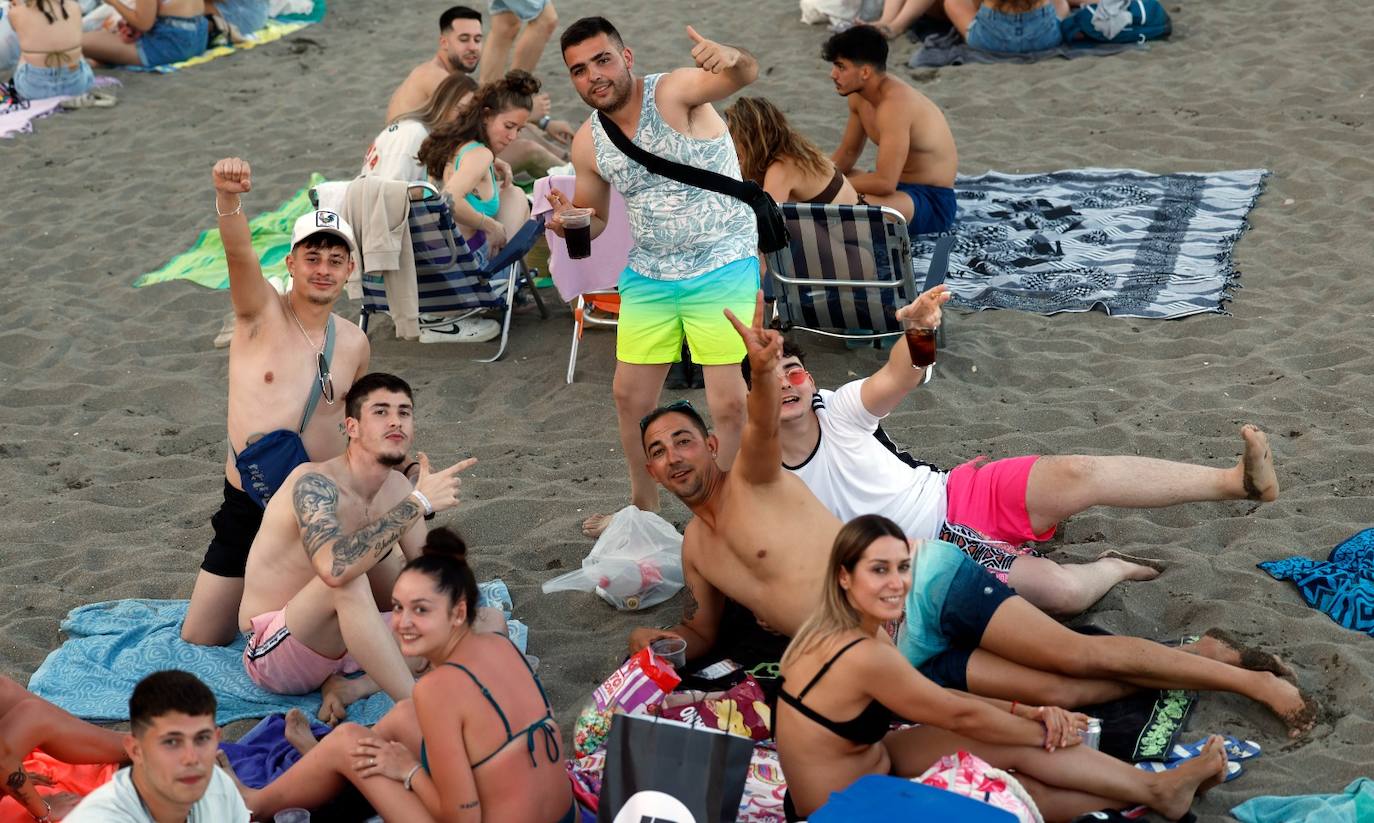 La playa de La Malagueta, a rebosar en esta noche de San Juan